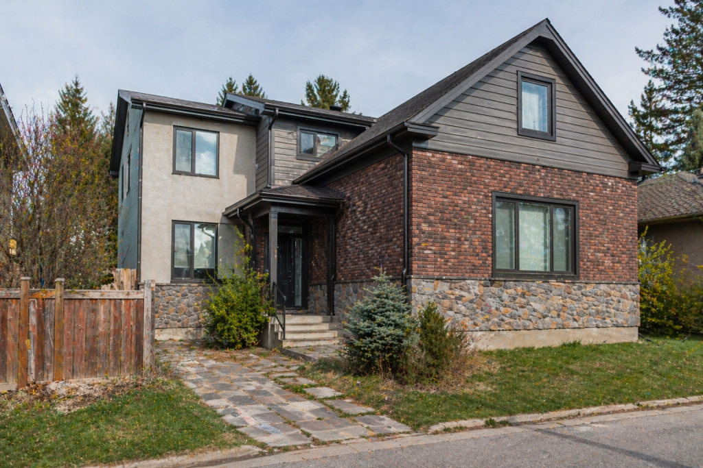 Какие материалы для фасада дома выглядят аккуратно и служат долго